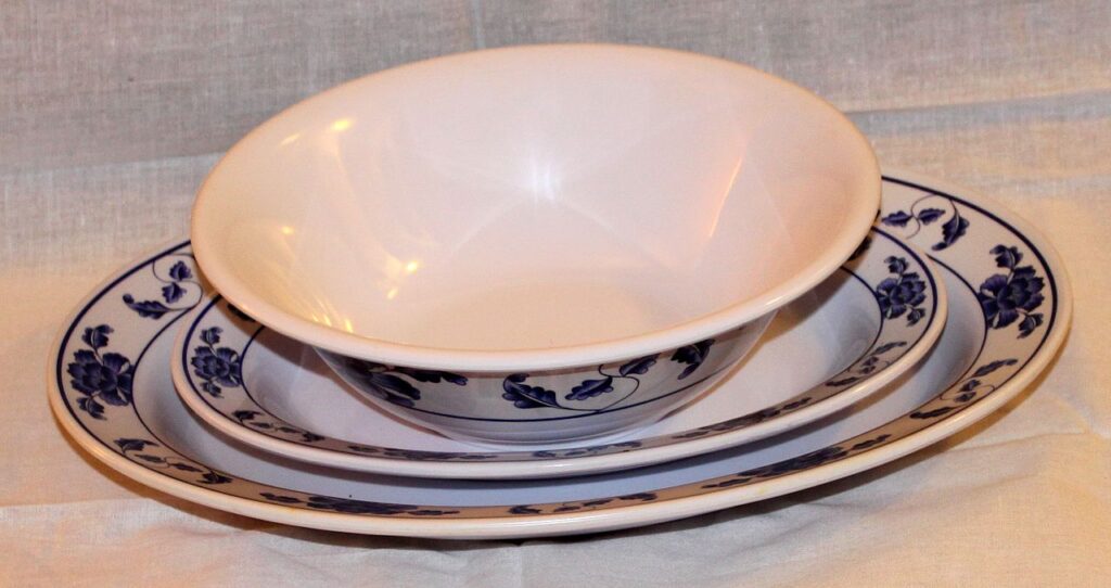 1280px-Melamine_dinnerware